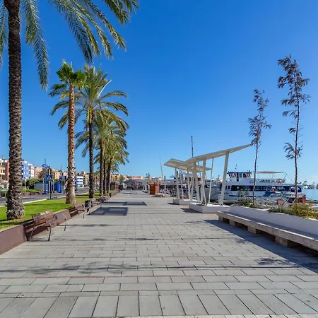 Διαμέρισμα Cosy Apartment. 10min Walk To The & Train