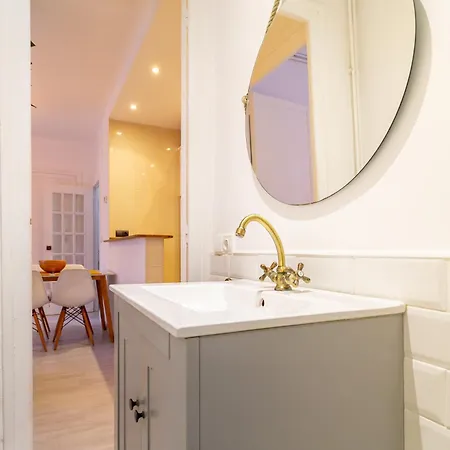 Apartamento Cosy Apartment. 10min Walk To The & Train