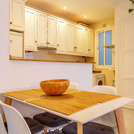 Cosy Apartment. 10min Walk To The & Train Appartement