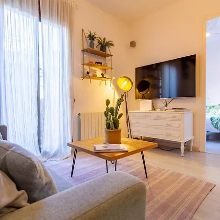 Cosy Apartment. 10min Walk To The & Train
