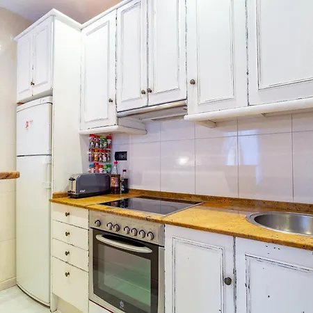 Cosy Apartment. 10min Walk To The & Train