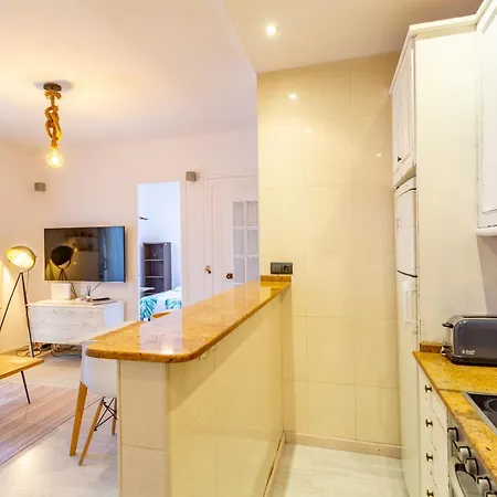 Cosy Apartment. 10min Walk To The & Train