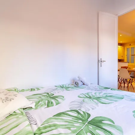 Apartment Cosy Apartment. 10min Walk To The & Train *