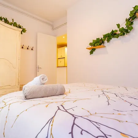 Cosy Apartment. 10min Walk To The & Train *